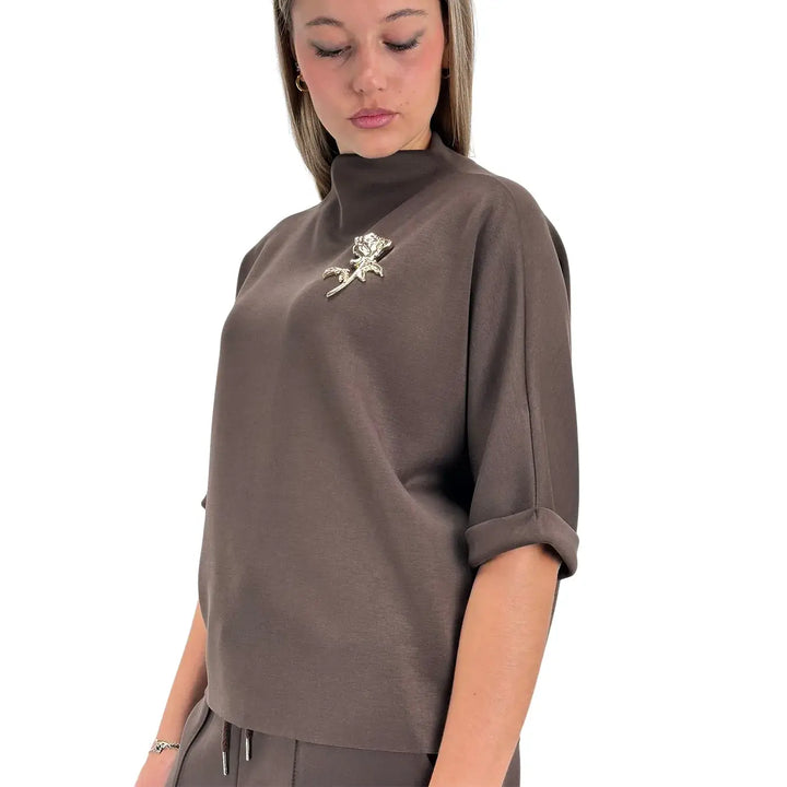 Bassini Felpa Donna Cioccolato Oversize con Scollo a Cratere, Maniche Raglan e Spilla Oro
