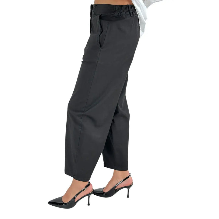 Bassini Pantaloni Donna Modello a Banana Oversize in Tessuto Elasticizzato Nero con Elastico in Vita