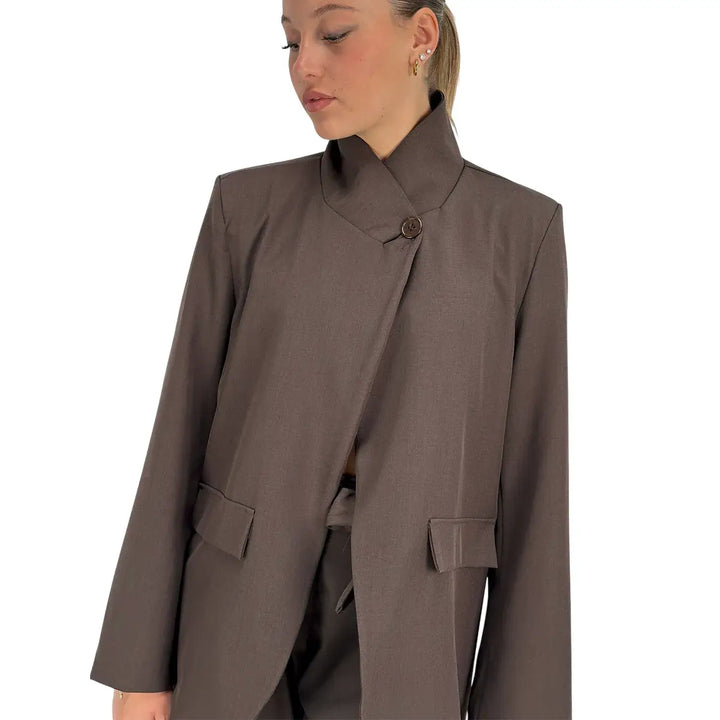 Bassini Giacca Donna Marrone con Chiusura Asimmetrica a Un Bottone e Pattine Decorative