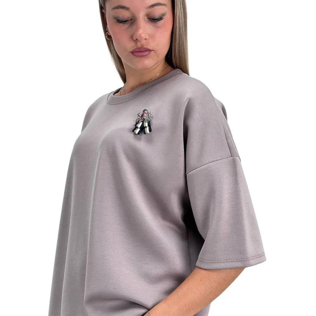 Bassini Felpa Donna Grigio Perla con Scollo a Barca, Maniche Raglan e Spilla in Metallo