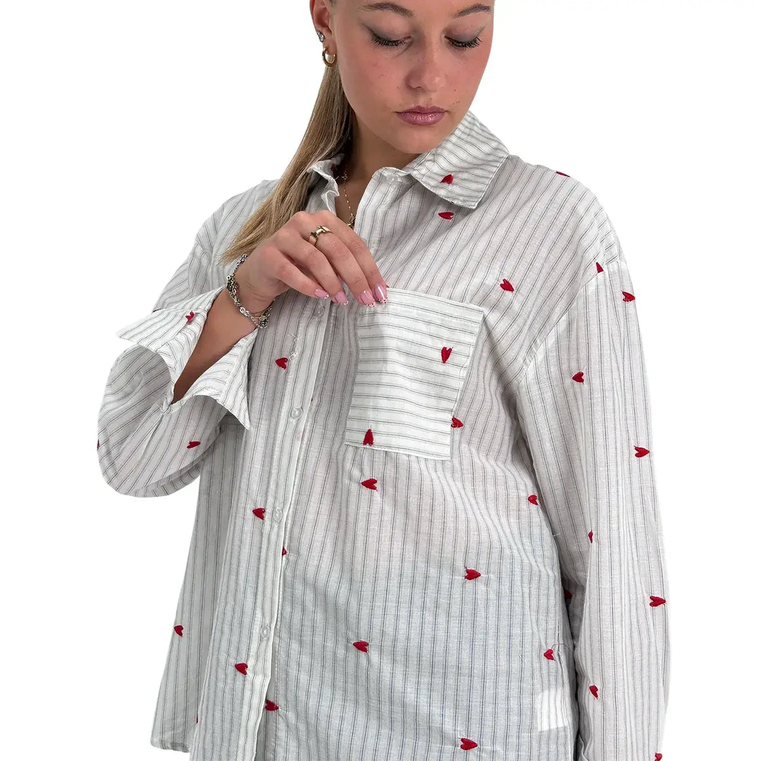 Bassini Camicia Donna Over Bianca a Righe Celesti con Micro Ricami a Cuore Rossi e Tasche sul Petto