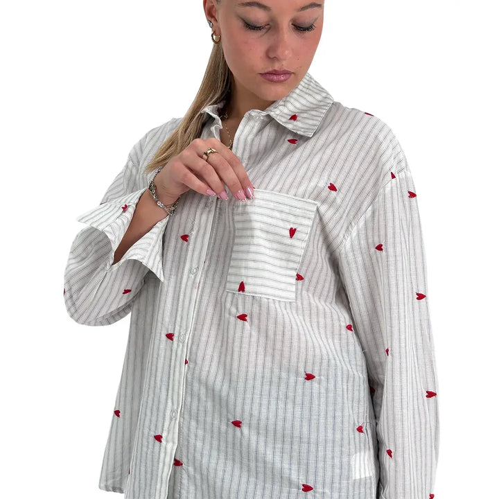 Bassini Camicia Donna Over Bianca a Righe Celesti con Micro Ricami a Cuore Rossi e Tasche sul Petto
