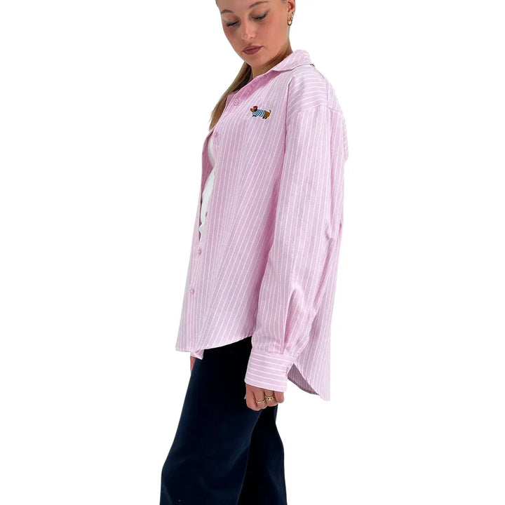 Bassini Camicia Donna Rosa Gessata Oversize con Bassotto Ricamato e Canotta Bianca Inclusa