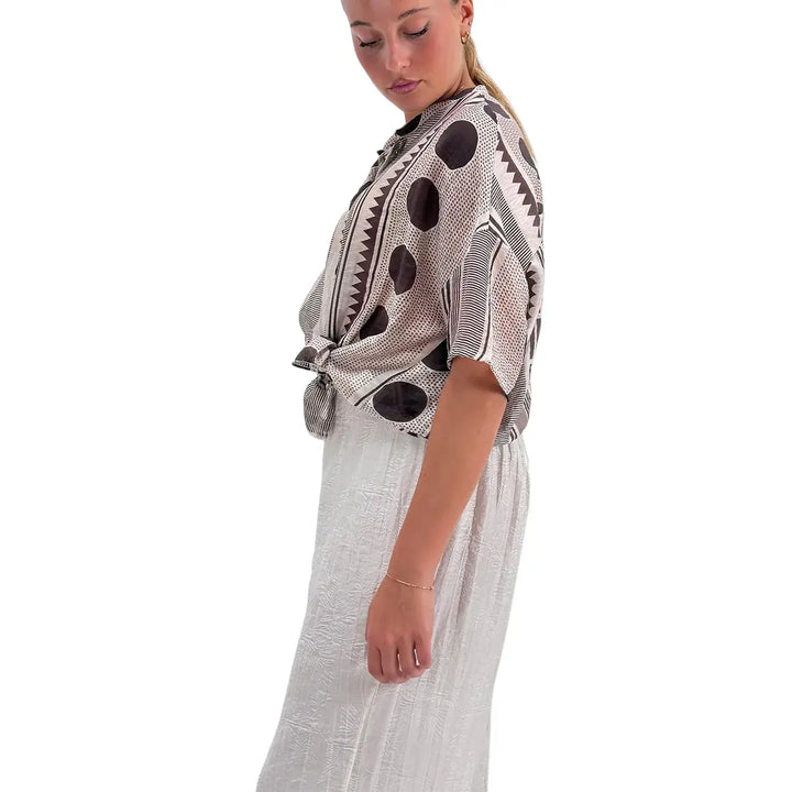 Bassini Camicia Donna Cipria con Maniche Corte Scese Nodo Frontale Collo Coreana e Fantasia Marrone