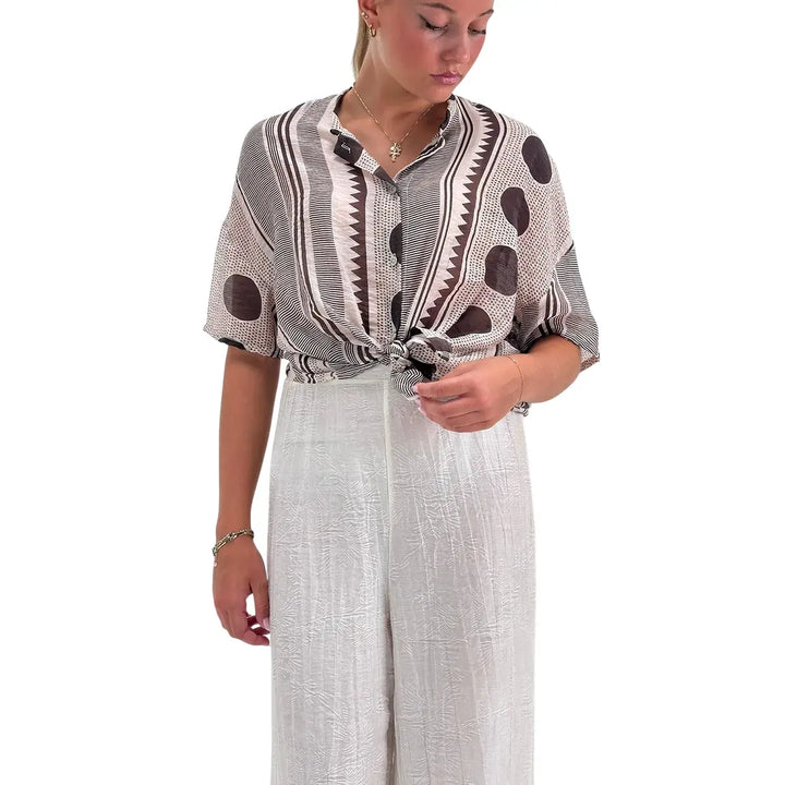 Bassini Camicia Donna Cipria con Maniche Corte Scese Nodo Frontale Collo Coreana e Fantasia Marrone