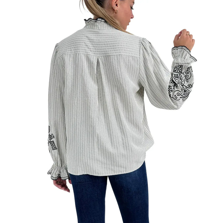 Bassini Camicia Donna Bianca Oversize con Ricami Neri, Maniche Ricamate e Collo con Rouches