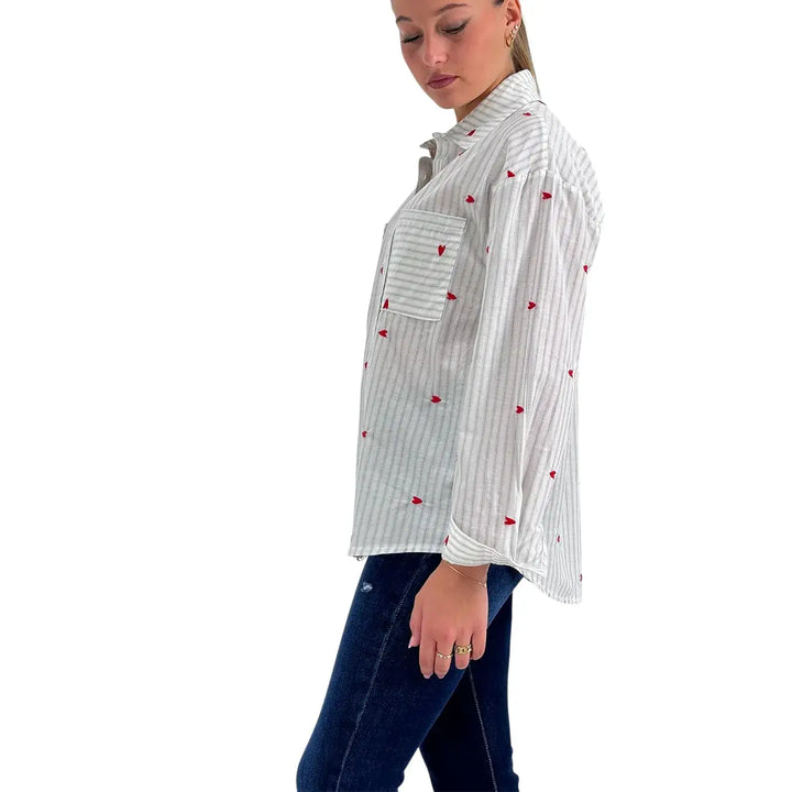 Bassini Camicia Donna Over Bianca a Righe Celesti con Micro Ricami a Cuore Rossi e Tasche sul Petto