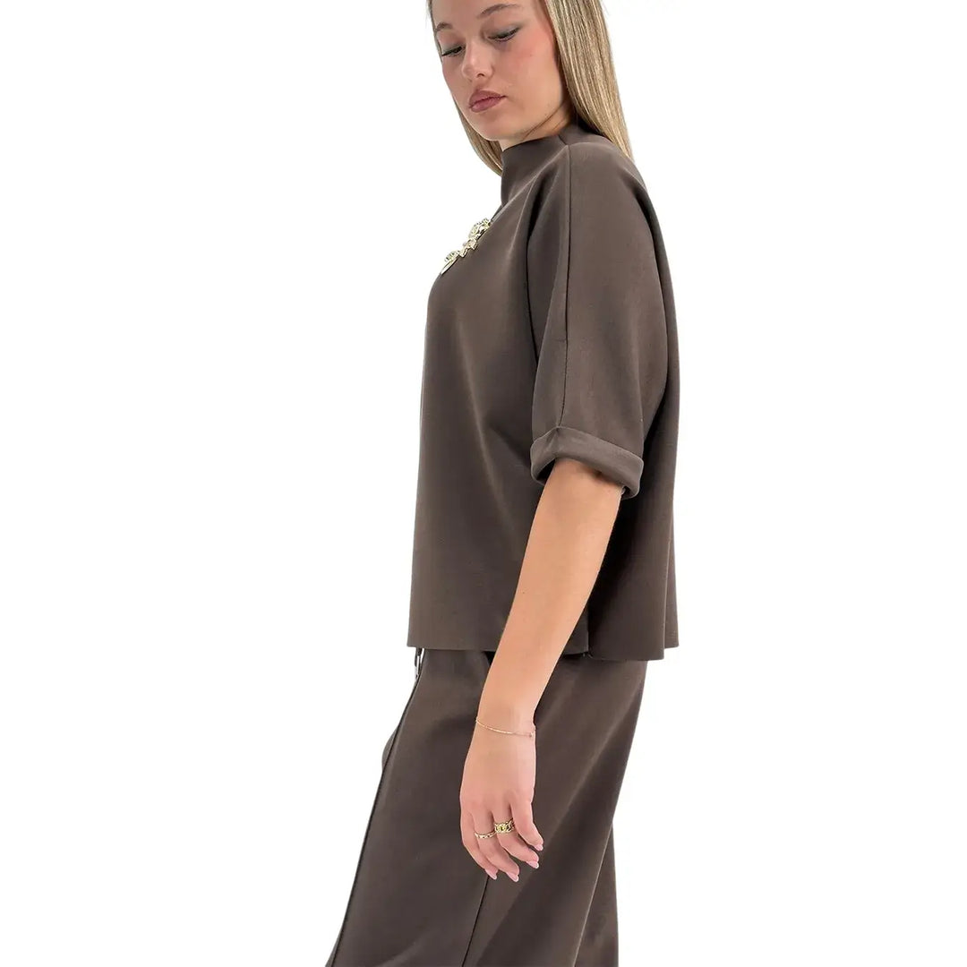 Bassini Felpa Donna Cioccolato Oversize con Scollo a Cratere, Maniche Raglan e Spilla Oro