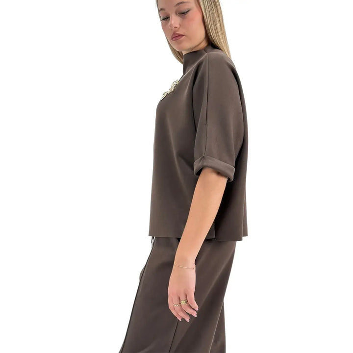 Bassini Felpa Donna Cioccolato Oversize con Scollo a Cratere, Maniche Raglan e Spilla Oro