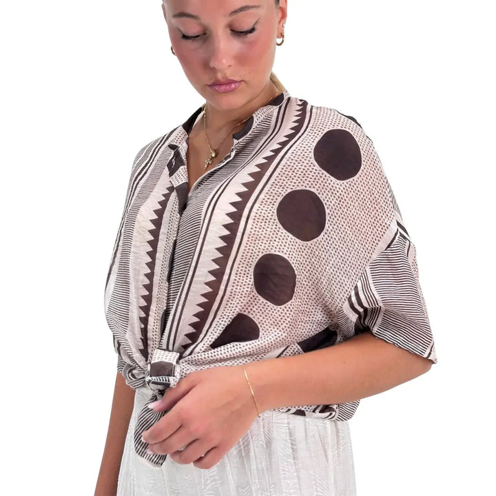 Bassini Camicia Donna Cipria con Maniche Corte Scese Nodo Frontale Collo Coreana e Fantasia Marrone