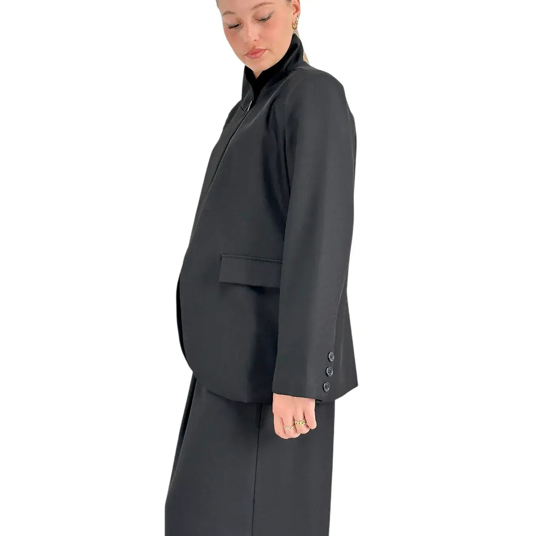 Bassini Giacca Donna Nera con Chiusura Asimmetrica a Un Bottone e Pattine Decorative