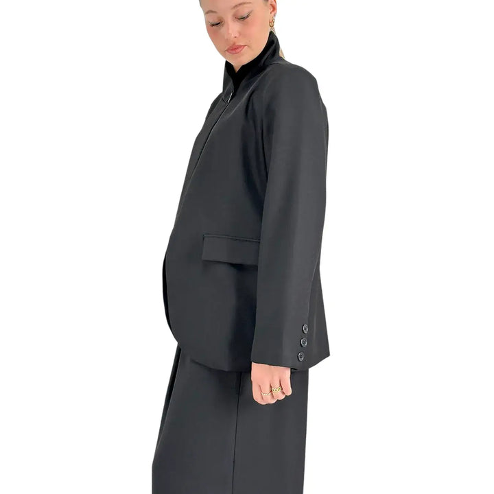 Bassini Giacca Donna Nera con Chiusura Asimmetrica a Un Bottone e Pattine Decorative