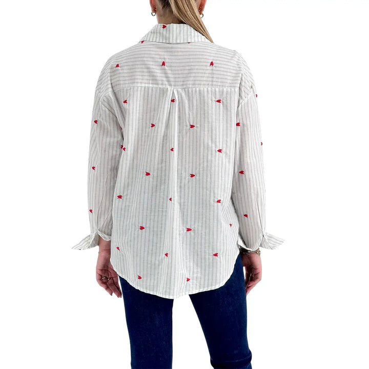 Bassini Camicia Donna Over Bianca a Righe Celesti con Micro Ricami a Cuore Rossi e Tasche sul Petto