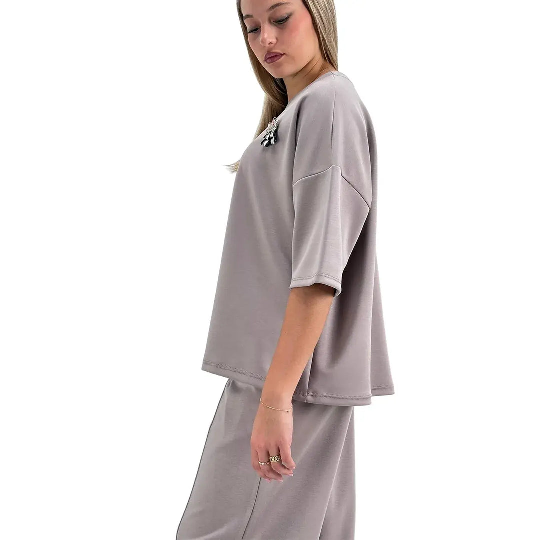 Bassini Felpa Donna Grigio Perla con Scollo a Barca, Maniche Raglan e Spilla in Metallo