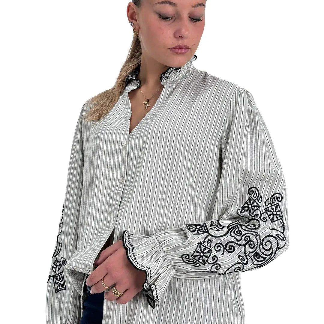 Bassini Camicia Donna Bianca Oversize con Ricami Neri, Maniche Ricamate e Collo con Rouches