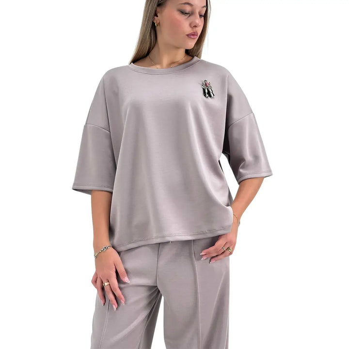 Bassini Felpa Donna Grigio Perla con Scollo a Barca, Maniche Raglan e Spilla in Metallo