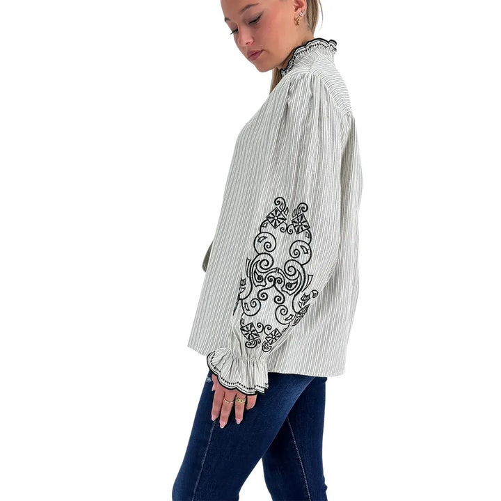 Bassini Camicia Donna Bianca Oversize con Ricami Neri, Maniche Ricamate e Collo con Rouches