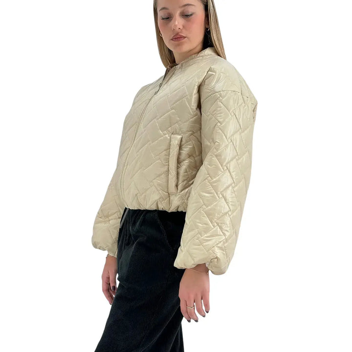Bassini Piumino Donna Corto Panna Modello Ovetto Trapuntato con Colletto Biker e Zip in Metallo