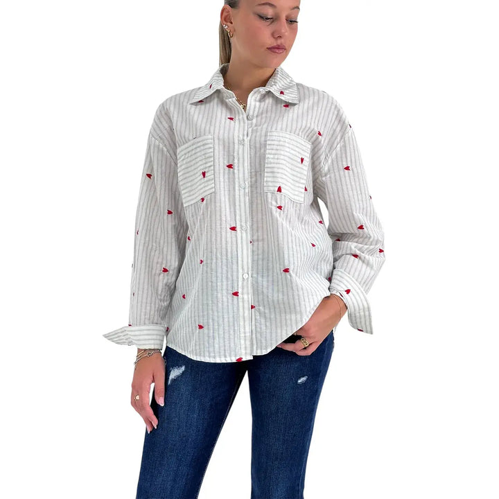 Bassini Camicia Donna Over Bianca a Righe Celesti con Micro Ricami a Cuore Rossi e Tasche sul Petto