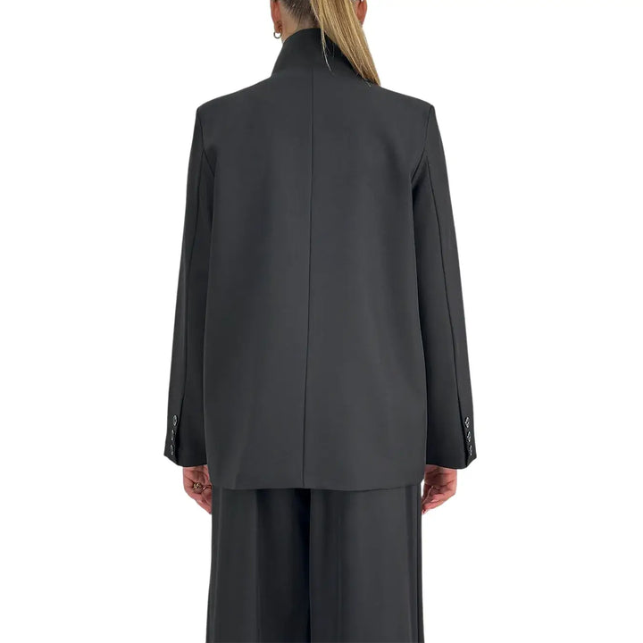 Bassini Giacca Donna Nera con Chiusura Asimmetrica a Un Bottone e Pattine Decorative